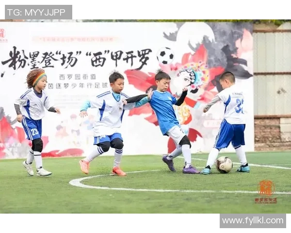 小孩子在阳光下尽情踢足球展现活力与快乐的童年时光 小孩子在阳光下尽情踢足球展现活力与快乐的童年时光