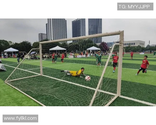 感谢足球教练的辛勤付出与无私奉献让我们在球场上成长与进步